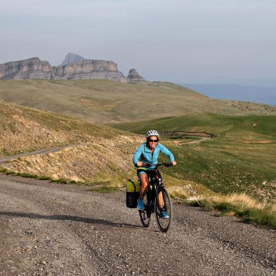 Pista de la Cutas aux lumières du soir, au fond les Sestrales et la Peña Montañesa qui dépasse