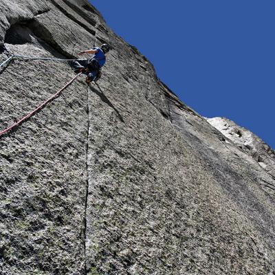 Julien dans la belle fissure de la voie