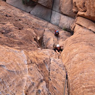 Bénédicte et Céline dans le Mur de Merlin