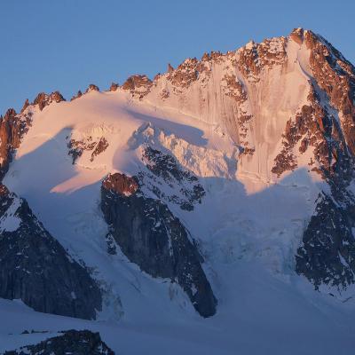 L'arête Forbes gagne le sommet de gauche à droite