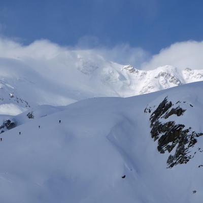 Un groupe sur le Ghiaccialo del Forni au dessus du refuge Branca. Il est tombé un mètre de poudre en altitude