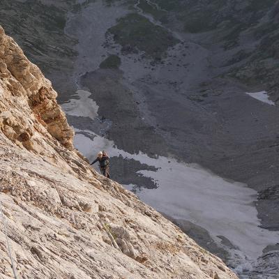 Nous traversons derrière l'arête intermédiaire dont l'itinéraire évite la première partie