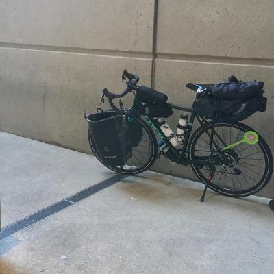 Vélo remonté à la porte de l'aéroport de Los Angeles, c'est parti