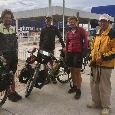 Rencontre d'autres cyclistes voyageurs en attente d'un ferry pour rejoindre le continent