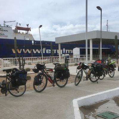 Démonstration de force sur le quai de Pichilingue