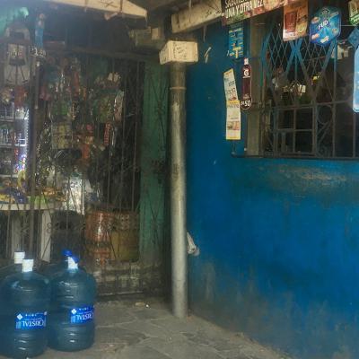 Au Salvador on entre pas dans les épiceries, les marchandises se passent au travers de grilles pour éviter les attaques à main armée
