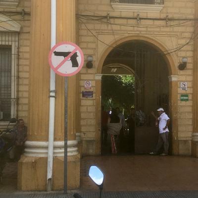 Tout le monde est armé dans ce pays mais les armes sont quand même interdites à la mairie...