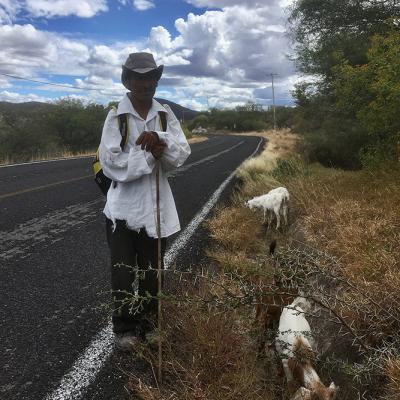 Berger sur la route de Oaxaca au Mexique