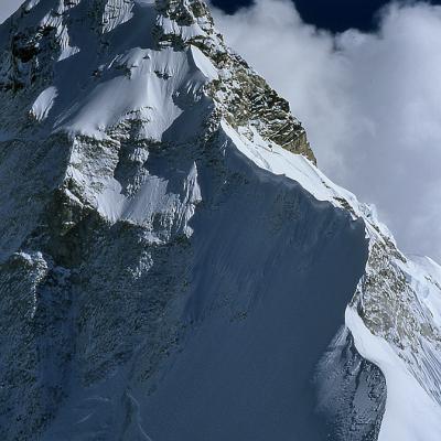 L'arête suivi puis traversée à droite sous la barrière rocheuse sommitale