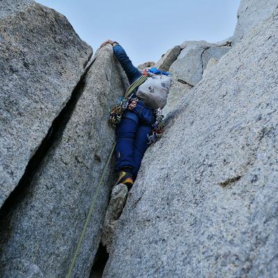 Matthieu dans les fissures athlétiques du Petit Dru