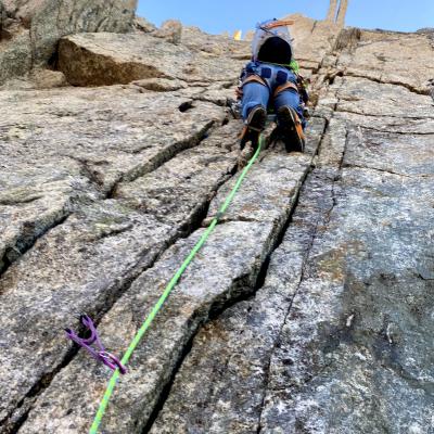 Fissures donnant accès à l'arête finale 